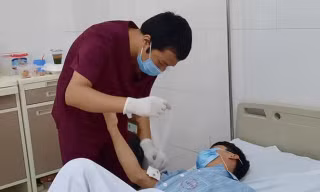 Bác sĩ Bệnh viện Bệnh Nhiệt đới TƯ thăm khám cho bệnh nhân