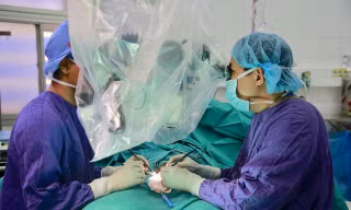 Bác sĩ Trung tâm Nam học, Bệnh viện Hữu nghị Việt Đức đang phẫu thuật cho bệnh nhân. Ảnh: Bệnh viện cung cấp