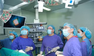 Các bác sĩ BV Việt - Đức thực hiện ca phẫu thuật thu nhỏ dạ dày cho bệnh nhân.