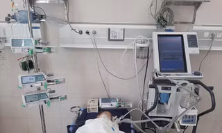 Bệnh nhi 16 tháng tuổi bị đuối nước đang được chăm sóc đặc biệt tại Trung tâm Sản - Nhi Phú Thọ. Ảnh bệnh viện cung cấp