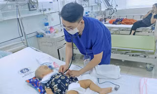 Bé A. bị trượt chân ngã vào thùng đồ chơi ở gần đó. Không may, trong thùng đồ chơi có một chiếc kéo bị bỏ quên khiến bé bị đâm trọng thương vùng đầu.