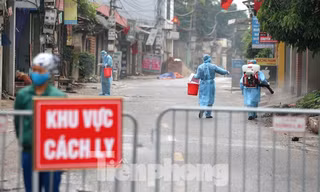 Thôn Hạ Lôi, Mê Linh, Hà Nội hiện đang thực hiện cách ly do có 13 ca mắc COVID-19. Ảnh: Mạnh Thắng