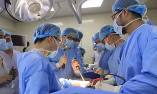 Các bác sĩ thực hiện ca mổ cho bệnh nhân V.
