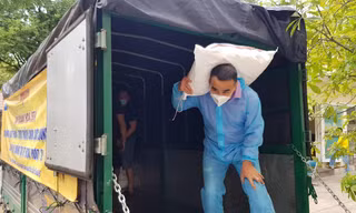 MC Quyền Linh tích cực đồng hành với hoạt động thiện nguyện hỗ trợ tuyến đầu, các bếp ăn 0 đồng tại vùng dịch TPHCM