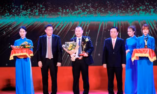 Ông Huỳnh Phan Hiếu – Phó Giám đốc Công ty TNHH MTV Hoa Sen Nghệ An (đứng giữa) đại diện công ty nhận Giải Vàng Chất lượng Quốc gia.