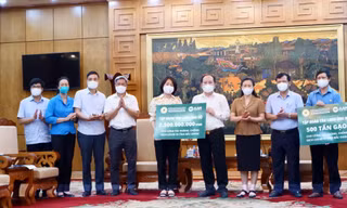 Đại diện Tập đoàn Tân Long vừa trao tặng 500 tấn gạo và 2,5 tỷ đồng cho tỉnh Bắc Giang
