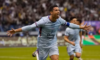 Ronaldo và Messi thi nhau tỏa sáng trong trận cầu mưa bàn thắng tại Saudi Arabia