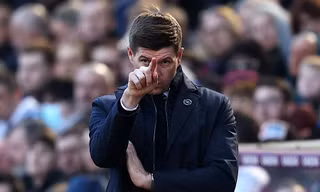 Thua Arsenal, Gerrard trút giận lên phóng viên: 'Không có câu nào hay hơn để hỏi à?'