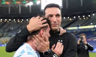 HLV tuyển Argentina phải hỏi ý kiến trước khi loại Messi