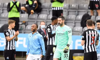 Hết sạch thủ môn, Man City phải dùng người 2 năm mới bắt được 1 trận