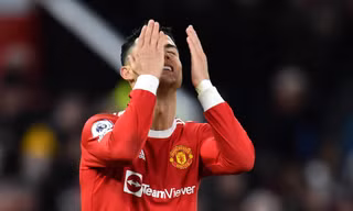 Ronaldo bực bội với Greenwood vì không chuyền bóng
