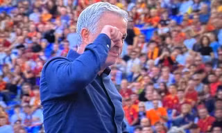 Nghi vấn Mourinho cố tình dính thẻ đỏ để tránh mặt Inter