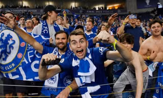 CĐV làm gì khiến một nhà thầu từ bỏ cuộc đua sở hữu Chelsea?