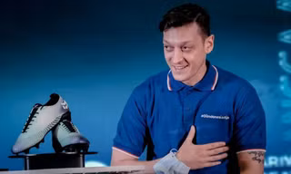 Mesut Ozil trên đường sang Malaysia chơi bóng