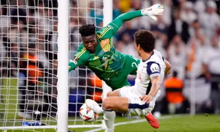 Thủ môn Andre Onana bị fan MU réo tên sau thất bại ở chung kết Cúp C2