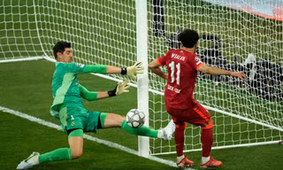 Thủ thành Courtois làm nên lịch sử trong ngày đăng quang của Real