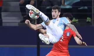 Ngôi sao từng ghi bàn vào lưới Việt Nam được Argentina và Italia triệu tập cùng lúc