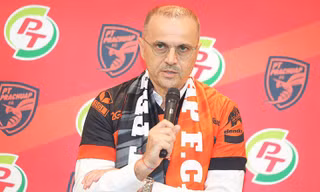 Bị Hà Nội FC sa thải, HLV Bandovic trở lại Thai League làm việc