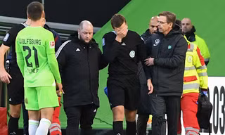 Chuyện hài hước tại Bundesliga: CĐV vào sân thay trọng tài điều hành trận đấu