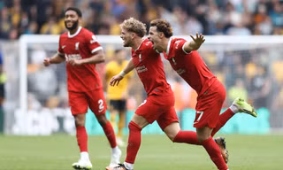 Liverpool ngược dòng đánh bại Wolves, tạm dẫn đầu bảng xếp hạng