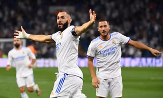 Benzema nổ súng, Real Madrid mở 'tiệc tất niên'