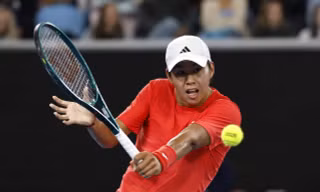 Tiến vào vòng 4 Australia Open, tay vợt gốc Việt sánh ngang Rafael Nadal