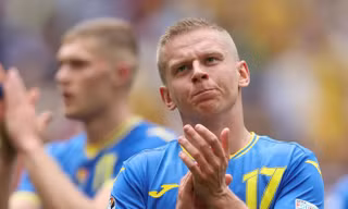 Ukraine thua bạc nhược, Zinchenko thừa nhận 'không dám nhìn vào mắt người hâm mộ'