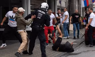 CĐV Anh và Serbia đánh nhau, cảnh sát Đức thêm đau đầu vì lực lượng ủng hộ