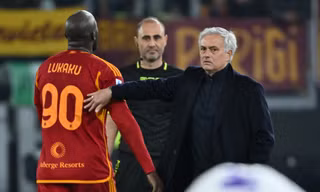 Roma lại thua, Mourinho phản ứng thế nào?