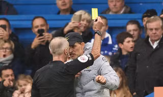 HLV Chelsea cay cú vì VAR, nhận ngay thẻ vàng