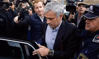 Mourinho bị cảnh sát 'hỏi thăm'