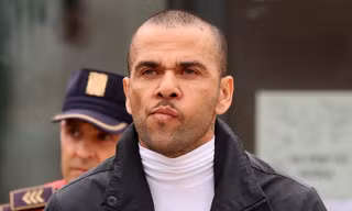 Ra tù, ngôi sao Dani Alves tiệc tùng thâu đêm
