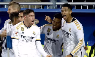 Real Madrid chiếm ngôi đầu, bắt Barcelona ngửi khói ở cuộc đua vô địch