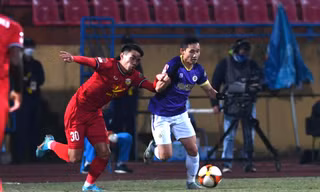 Hà Nội FC vấp ngã trước đội cuối bảng, lỡ thời cơ leo cao