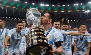 Đối thủ thừa nhận không có cửa cạnh tranh QBV với Messi