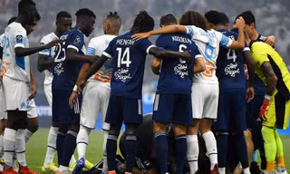 Cầu thủ Ligue 1 đột quỵ trên sân