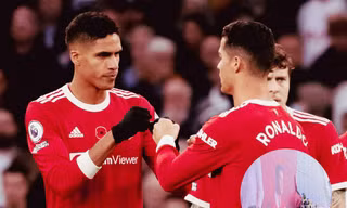 Ronaldo bị đồng đội 'cách ly', bị MU gỡ bỏ hình ảnh
