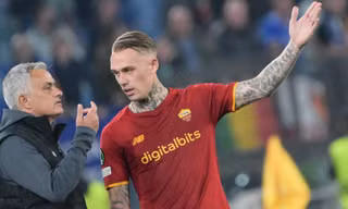 Bị Mourinho vạch tội, hậu vệ Roma đưa gia đình 'lánh nạn'