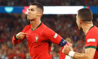 Ronaldo giúp Bồ Đào Nha ngược dòng, tạo cột mốc mới trong sự nghiệp