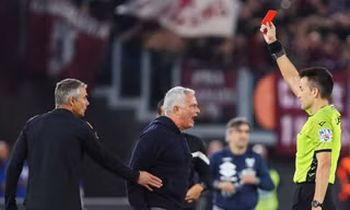 Jose Mourinho 'hờn dỗi' vì nhận thẻ đỏ