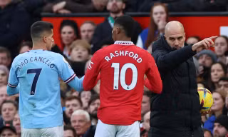 Pep Guardiola phát ngôn bất ngờ sau thất bại trước MU