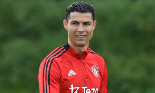 Ronaldo ‘cầu xin MU giải phóng hợp đồng’