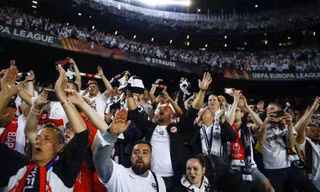 Barca phát hiện ra 'nội gián' bán lại hàng ngàn vé cho CĐV Frankfurt 