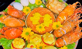 Mâm cúng Thần Tài tiền triệu ngập tôm, cua khủng, nhà giàu mạnh tay mua lễ