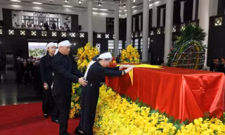 Phu nhân Ngô Thị Mận nghẹn ngào bên linh cữu Tổng Bí thư Nguyễn Phú Trọng