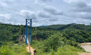 Cầu treo đi vào hoạt động được 3 năm, nhưng nhà tài trợ vẫn chưa thanh toán 2 tỉ đồng