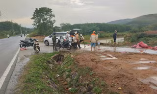 Các nạn nhân được người dân đưa đi cấp cứu