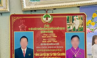 Có khoảng 10 người cao tuổi đã đóng tiền để làm bảng vinh danh tại xã Đắk Pék