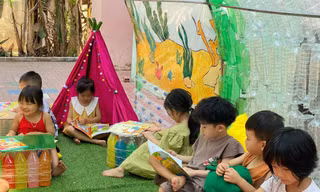 Các em học sinh thích thú trong khu vui chơi mới từ rác thải nhựa