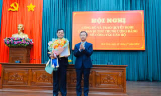 Ông Dương Văn Trang - Bí thư Tỉnh ủy Kon Tum trao quyết định và tặng hoa chúc mừng cho tân Phó Bí thư Tỉnh ủy